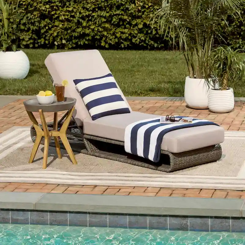 SAFAVIEH Outdoor Vale Chaise Lounge Chair with Cushion - 24W x 78D x 31H