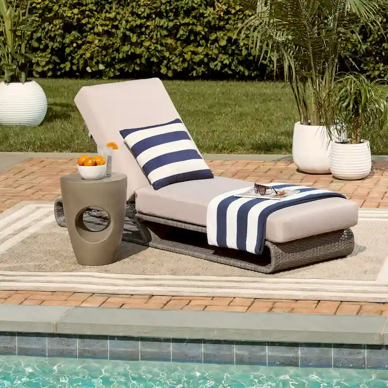 SAFAVIEH Outdoor Vale Chaise Lounge Chair with Cushion - 24W x 78D x 31H